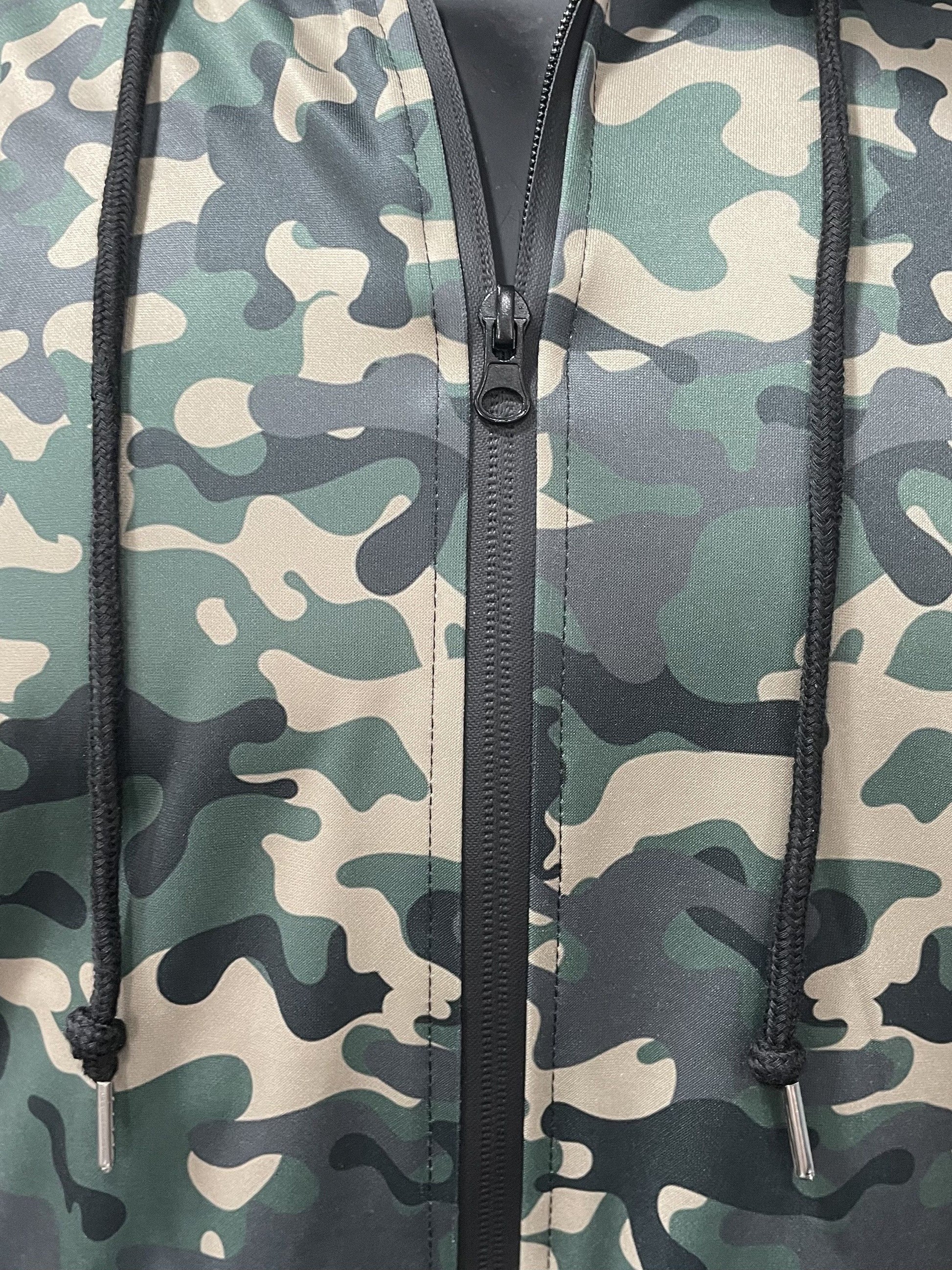 Men's Camo Softshell Hoodie: Zip-Up, Kangaroo Pockets, Sports Style